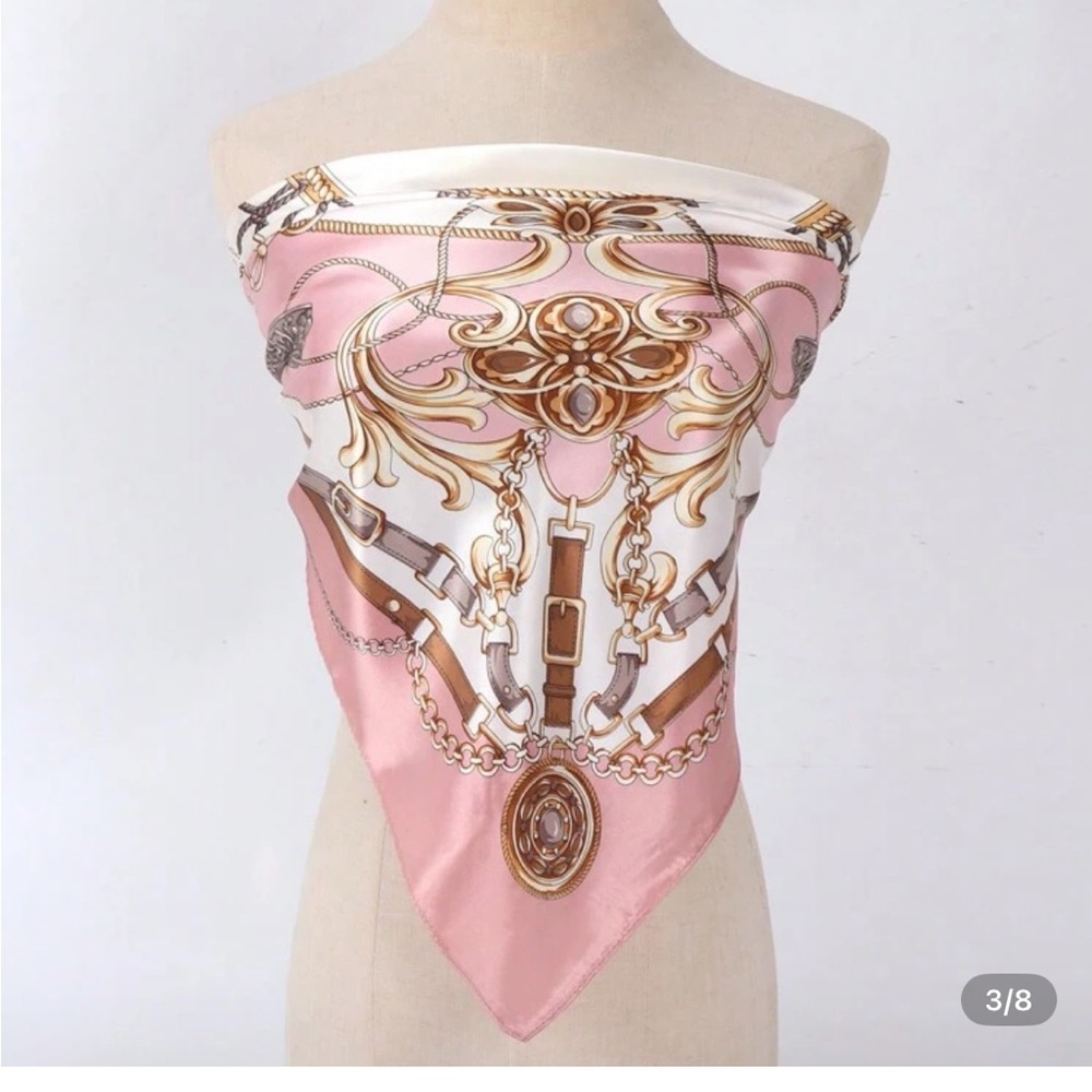 Elegant Scarf with Chain and Belt Design - Picture 6 of 9